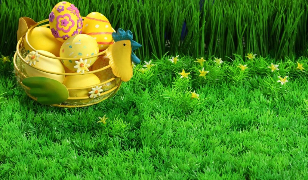 Корзина яиц на зеленой траве на Пасху