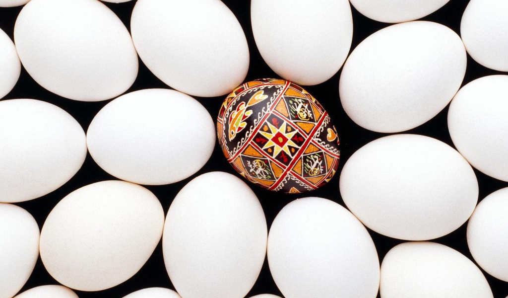 Крашенное яйцо среди белых на Пасху