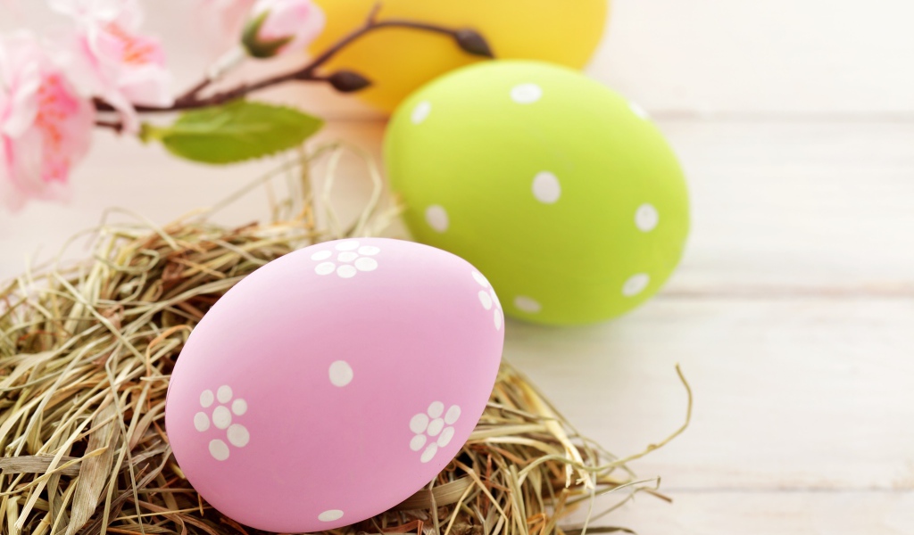 Яйцо на сене на Пасху