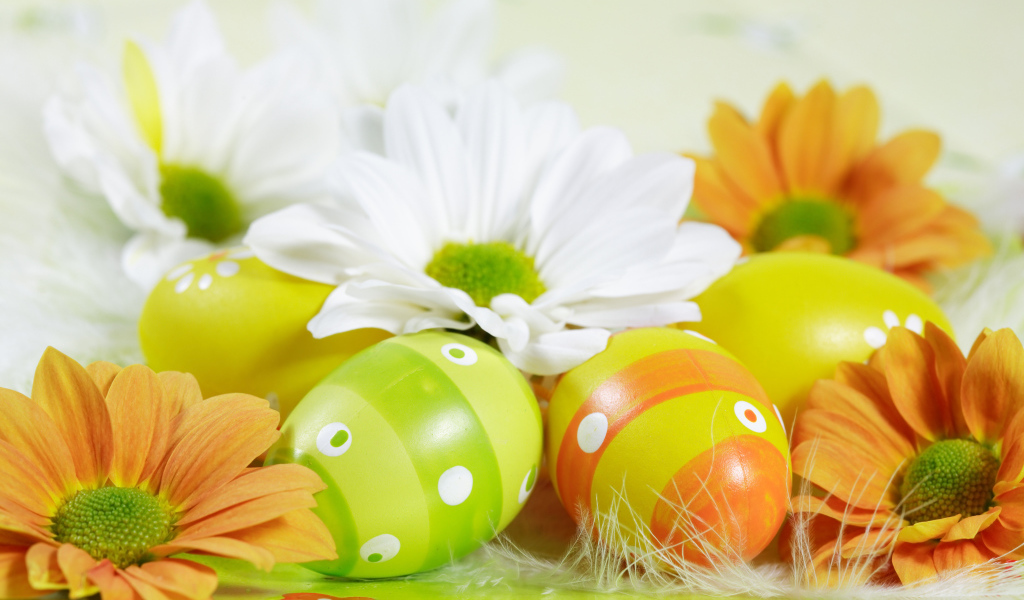 Яйца среди цветов на Пасху