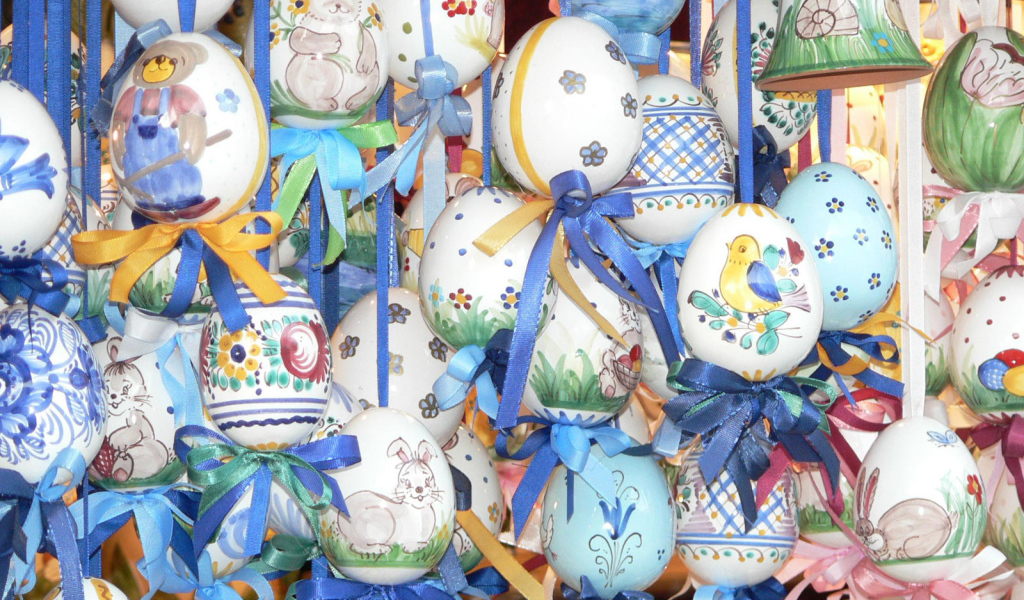 Яйца на веревочках на Пасху