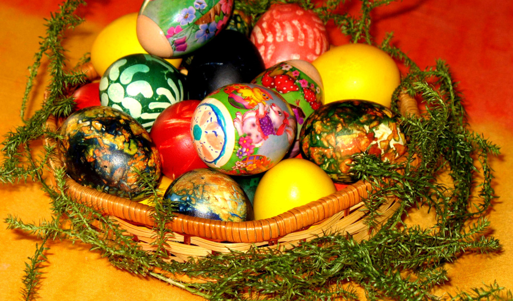 Яйца в корзине на Пасху