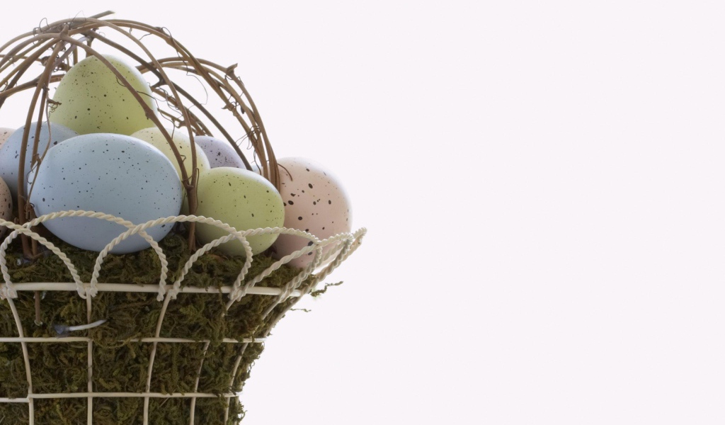 Яйца в белой корзине на Пасху