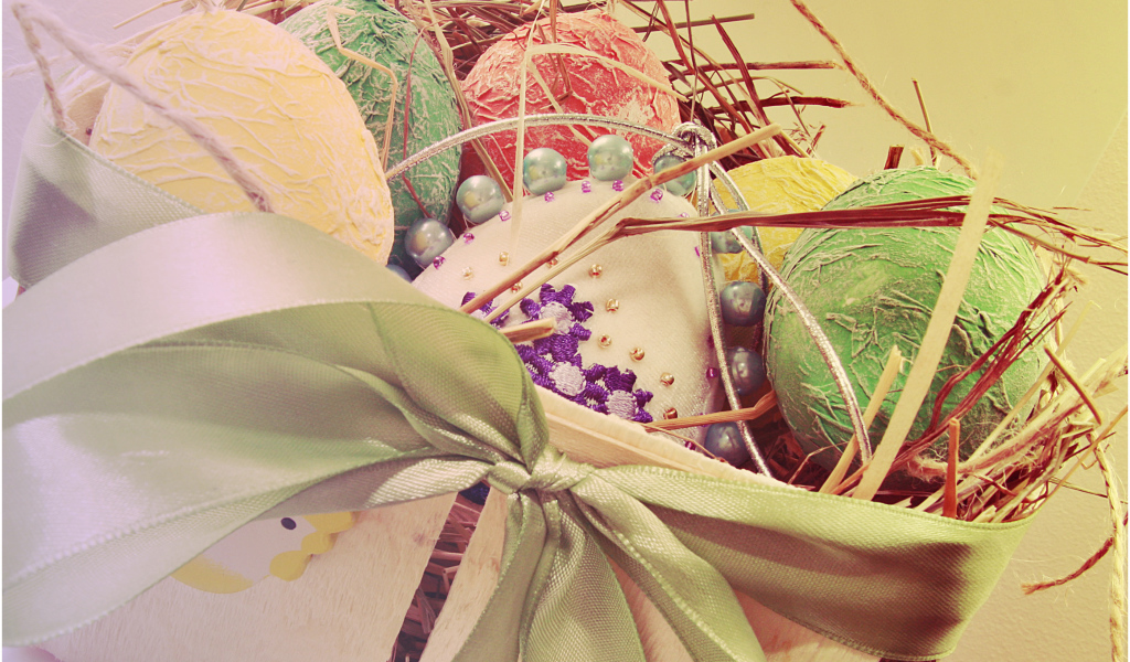 Яйца в корзине с сеном на Пасху