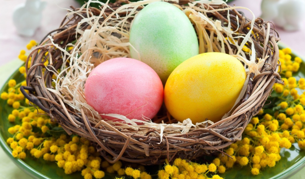 Яйца в плетеной тарелке на Пасху