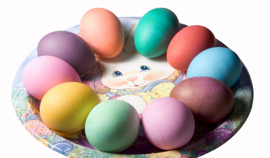 Яйца на тарелке на Пасху