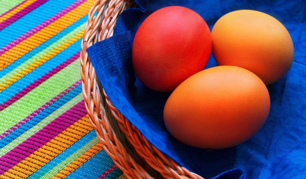 Яйца на синей салфетке на Пасху