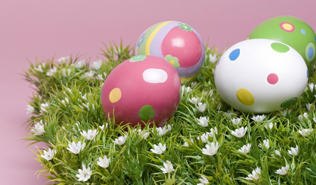 Яйца на траве на Пасху