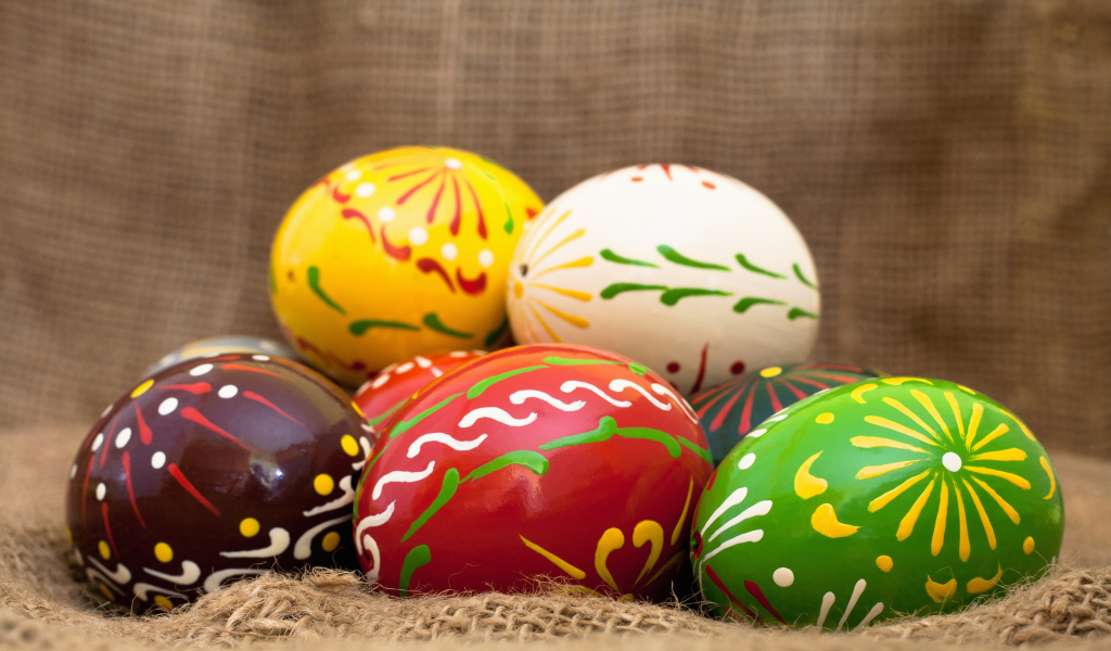 Яйца на мешковине на Пасху