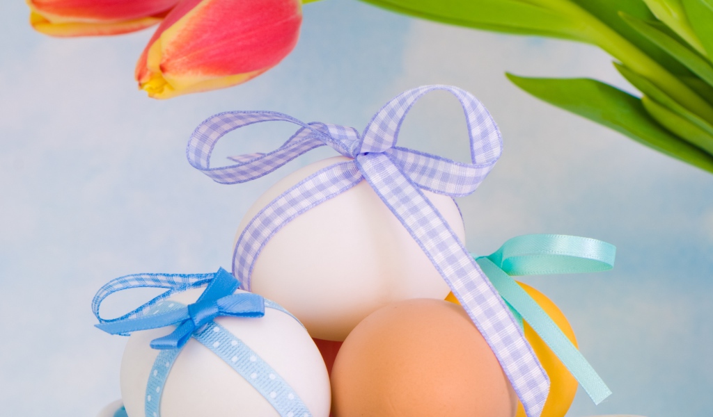 Яйца с бантами на Пасху