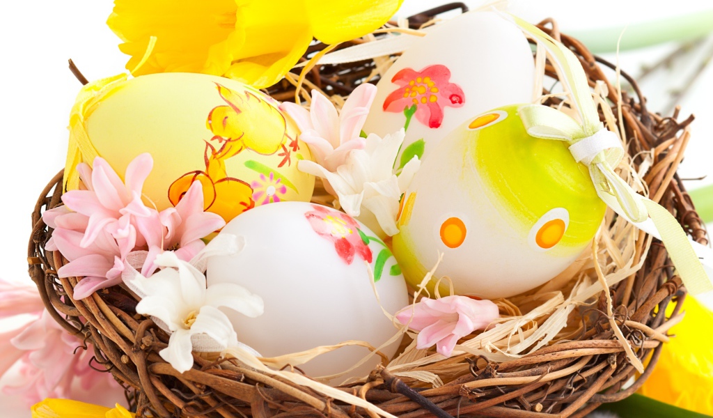 Цветы и яйца в корзине на Пасху