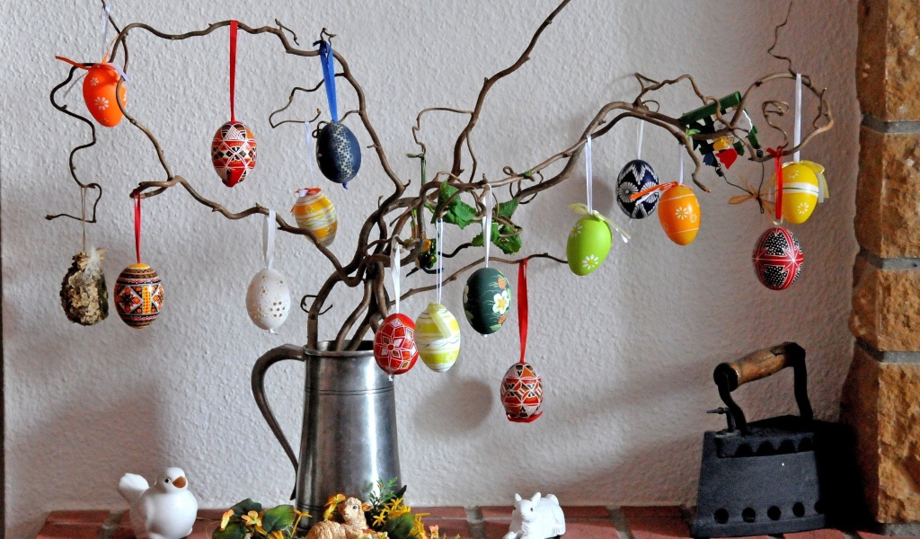 Икебана с пасхальными яйцами на Пасху