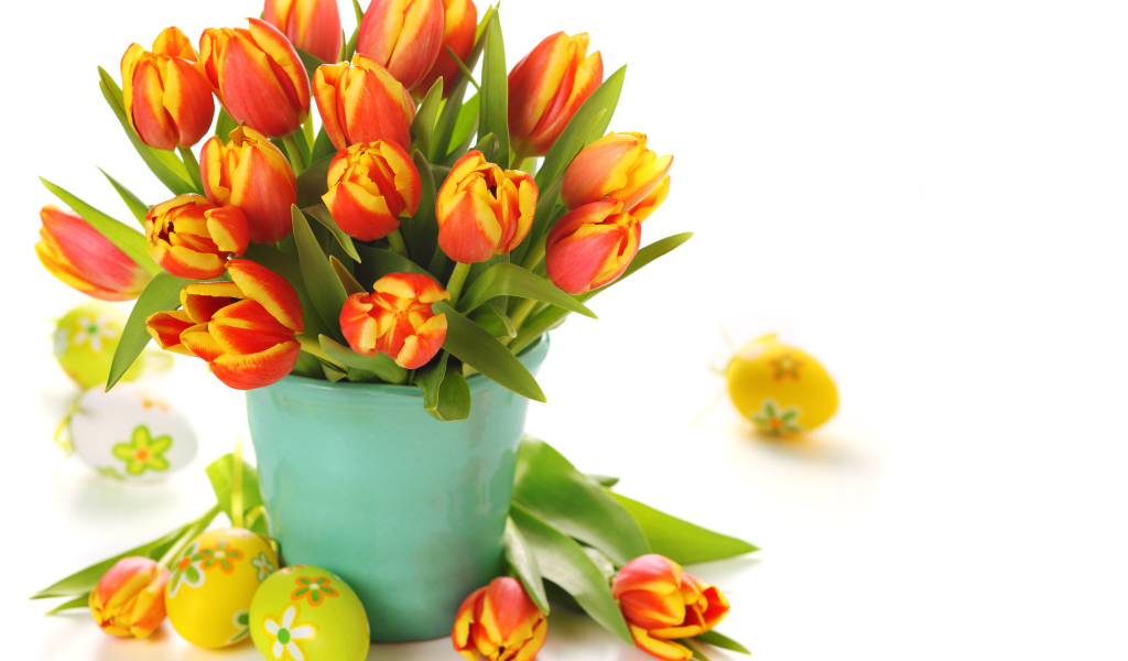Букет тюльпанов и яйца на Пасху