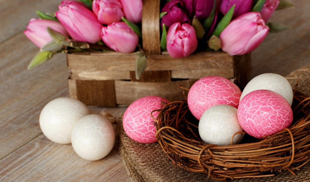 Белые и розовые яйца на Пасху