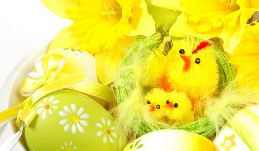 Желтые цыплята на Пасху