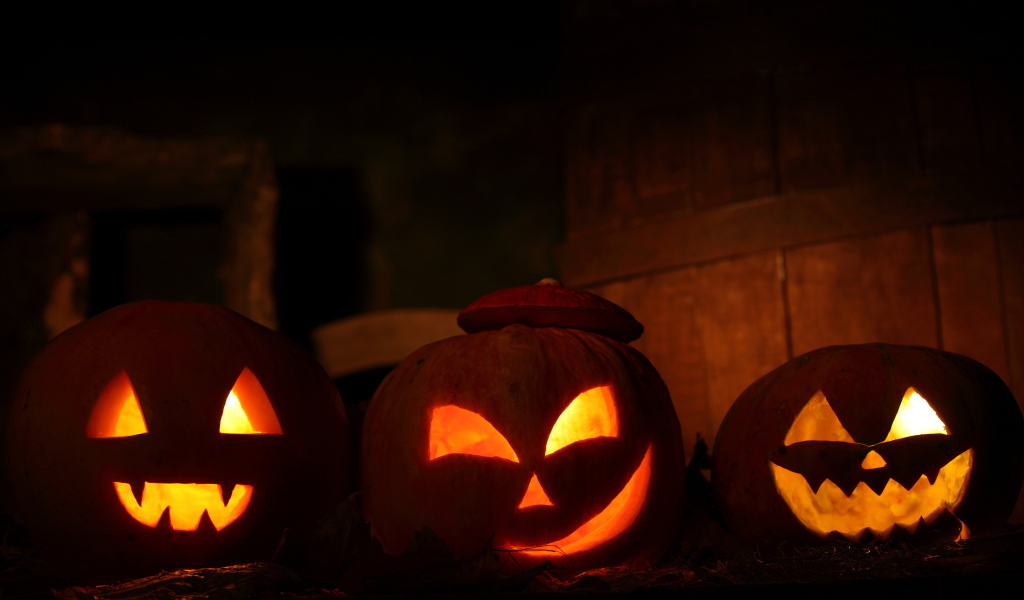 Три тыквы со свечами