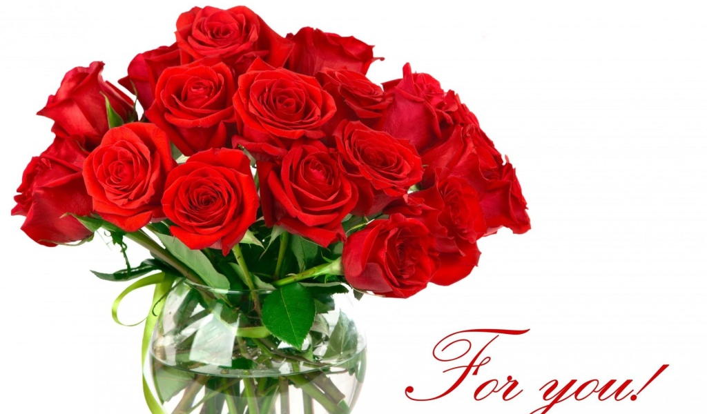 Букет красных роз на 8 марта в вазе