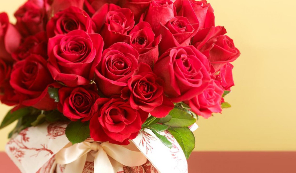 Букет красных роз на 8 марта на пастельном фоне