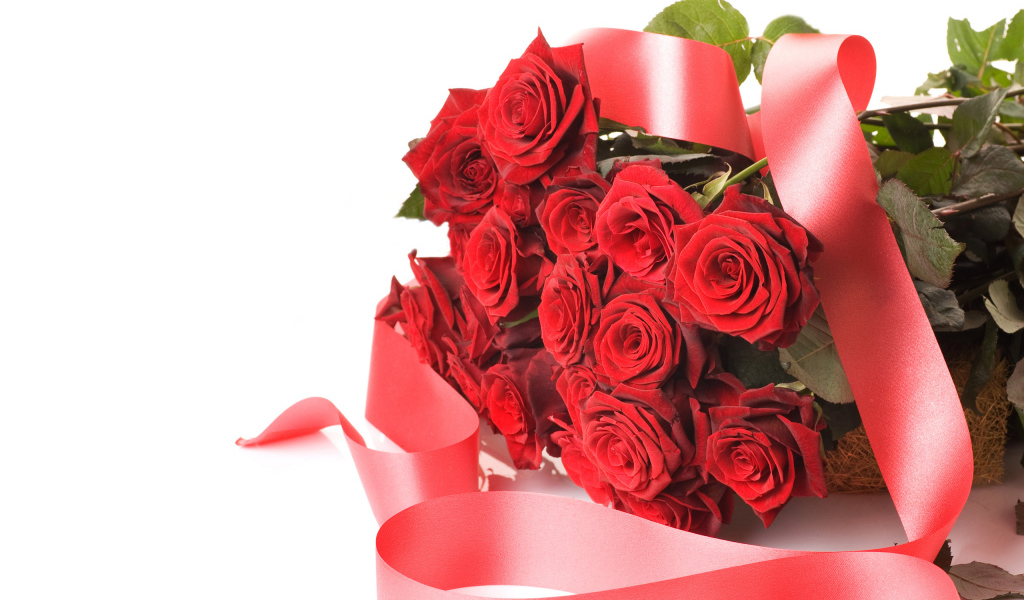 Букет красных роз с лентой  на 8 марта
