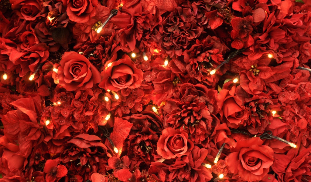 Шикарные красные розы в подарок на восьмое марта