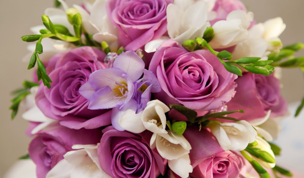 Фиолетовые розы в букете для женщин на восьмое марта