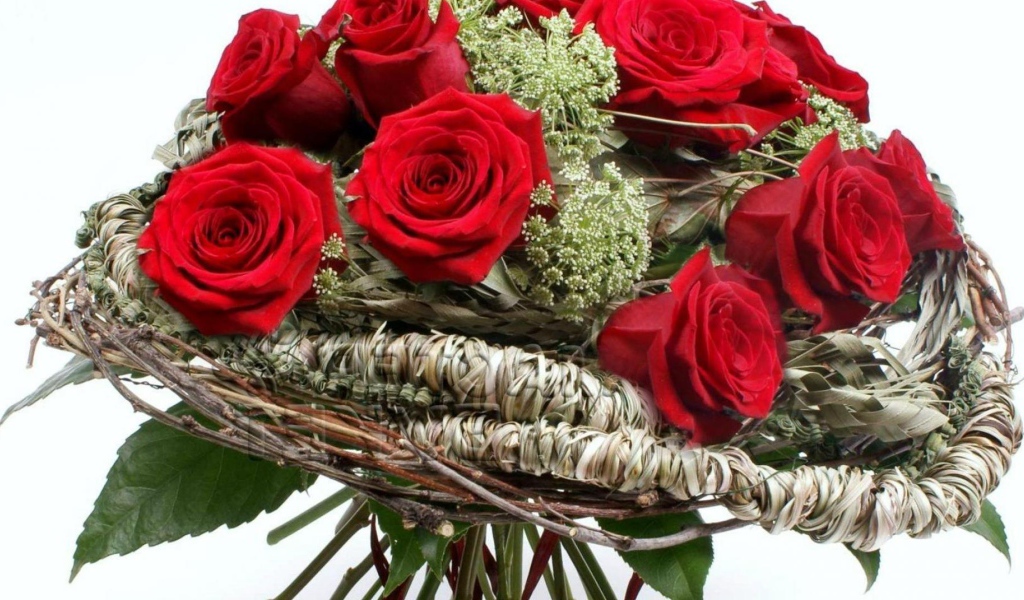 Красные розы на 8 марта в красивой бумаге