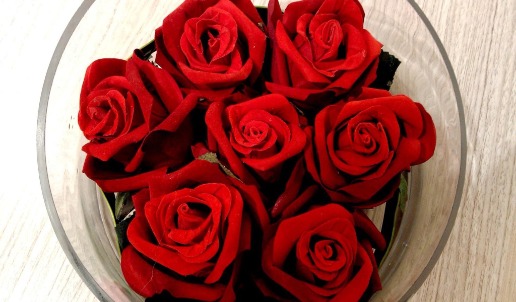 Красные розы на 8 марта в вазе