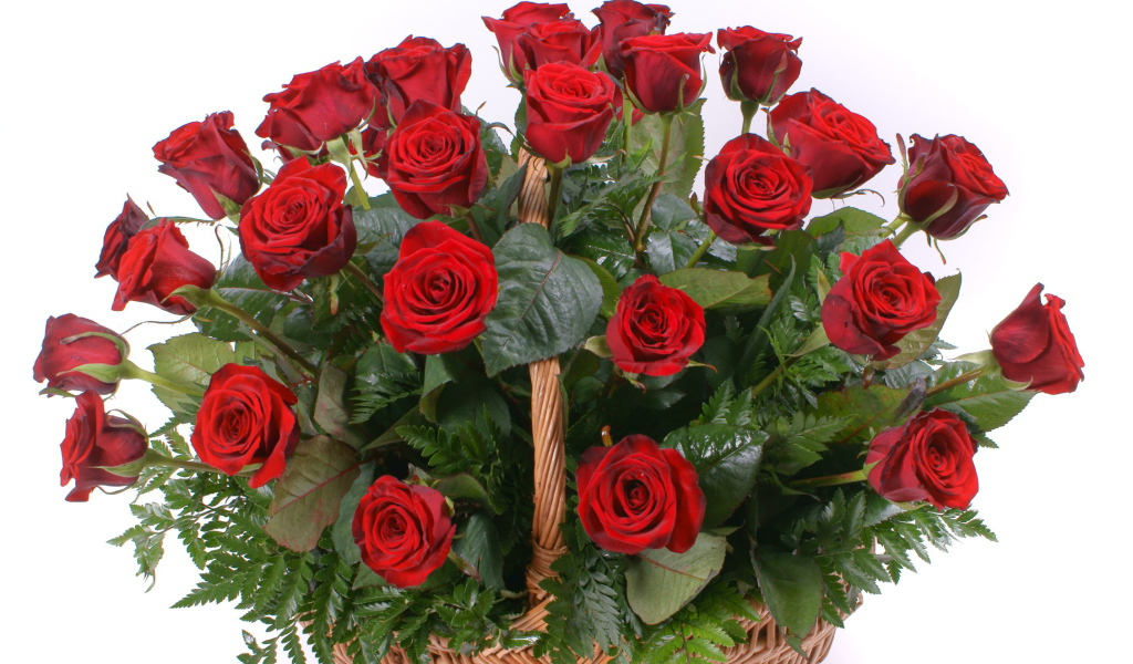 Красные розы на 8 марта в корзинке