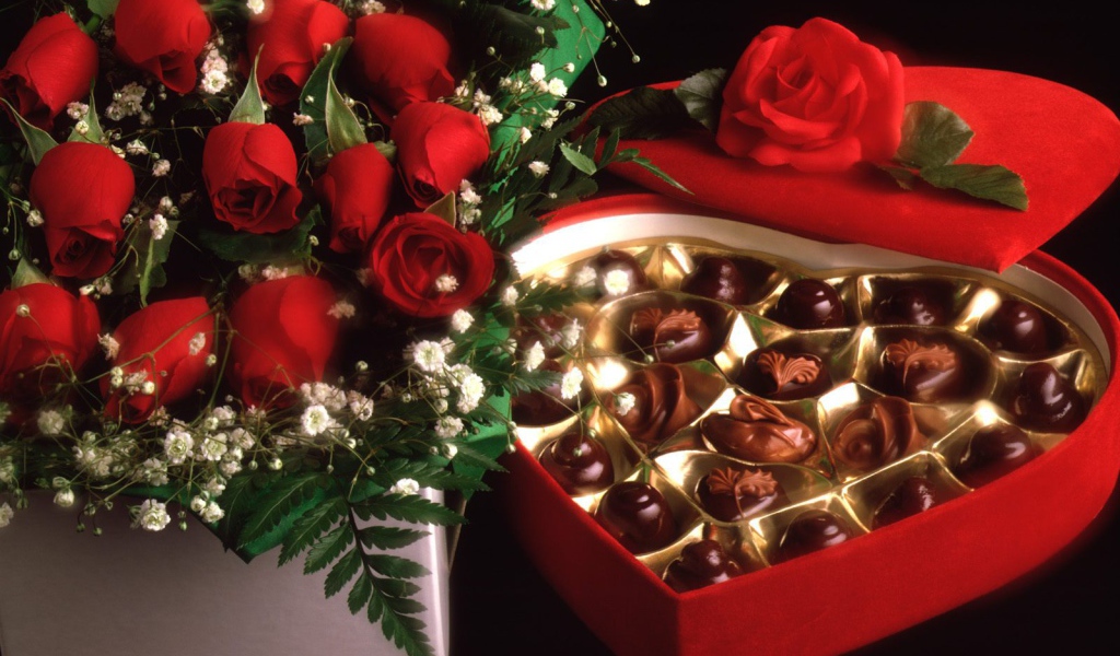 Красные розы на 8 марта с конфетами