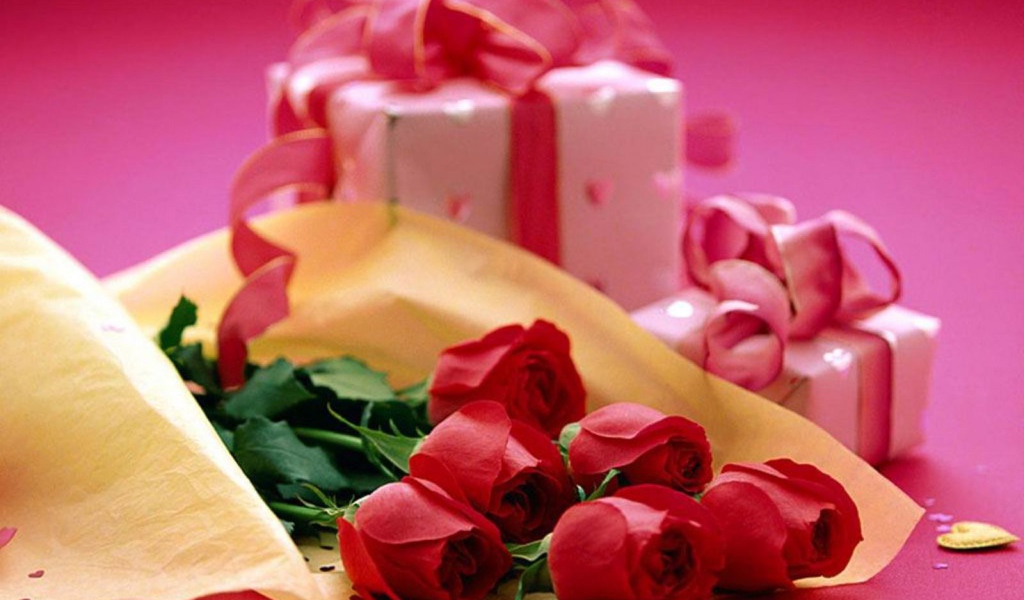 Красные розы на 8 марта с подарками