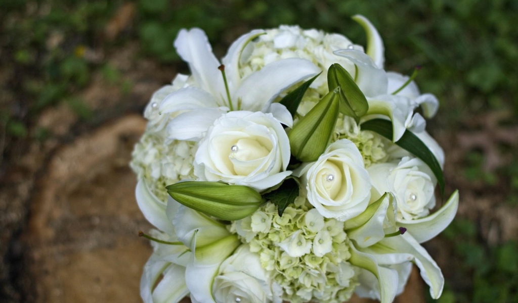 Белые розы в украшенном букете на восьмое марта