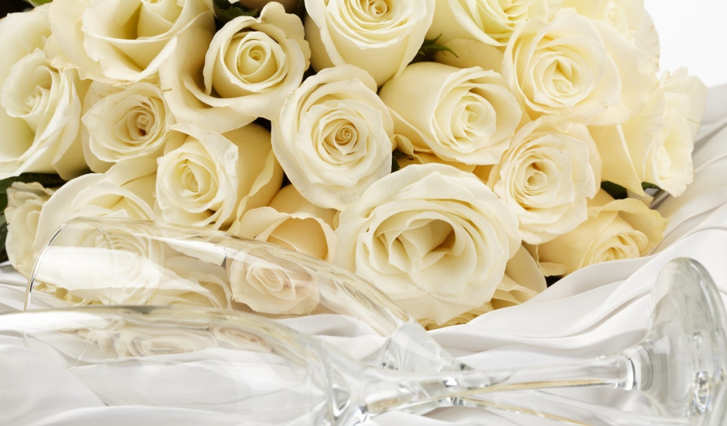 Жёлтые розы и бокал для шампанского для восьмого марта