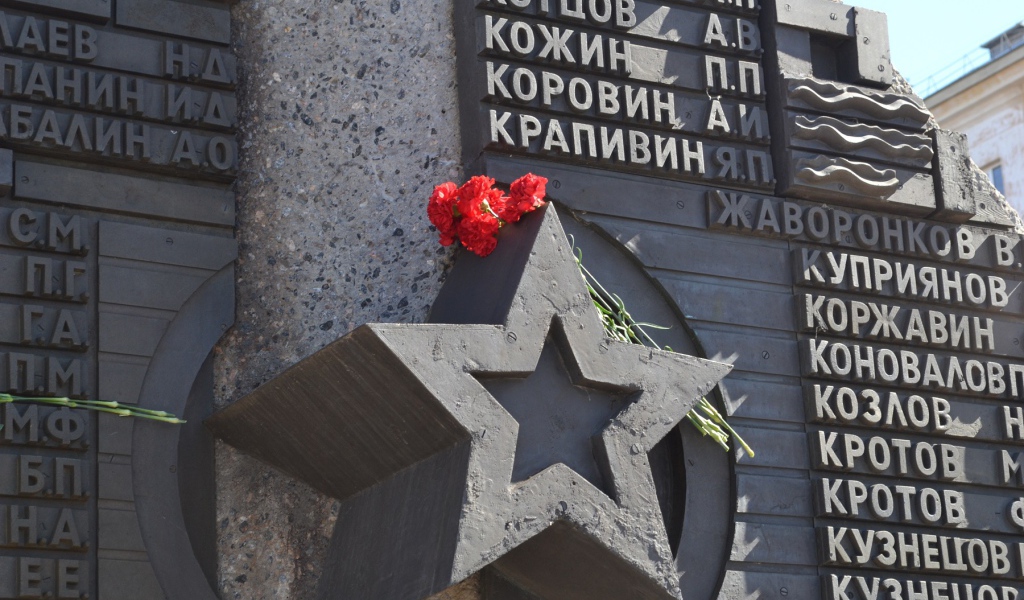 Цветы на монументе в День Победы 9 мая