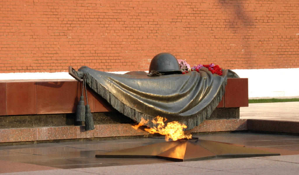 Памятник в День Победы 9 мая