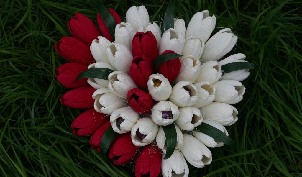 Букет из цветов и конфет на День Влюбленных 14 февраля