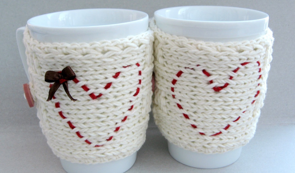 Чашки с вышивкой сердец на День Влюбленных 14 февраля