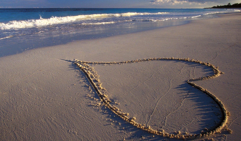 Сердце на песке на День Влюбленных 14 февраля