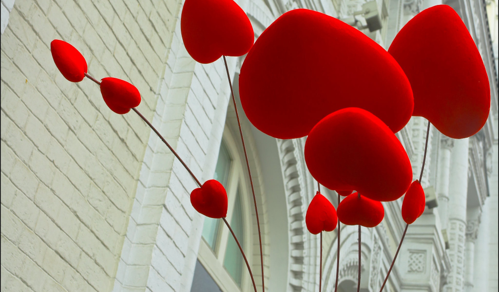 Сердца на фоне здания на День Святого Валентина 14 февраля