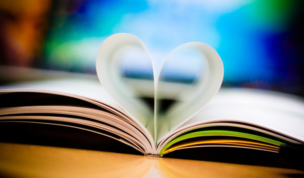 Листки книги в виде сердечка