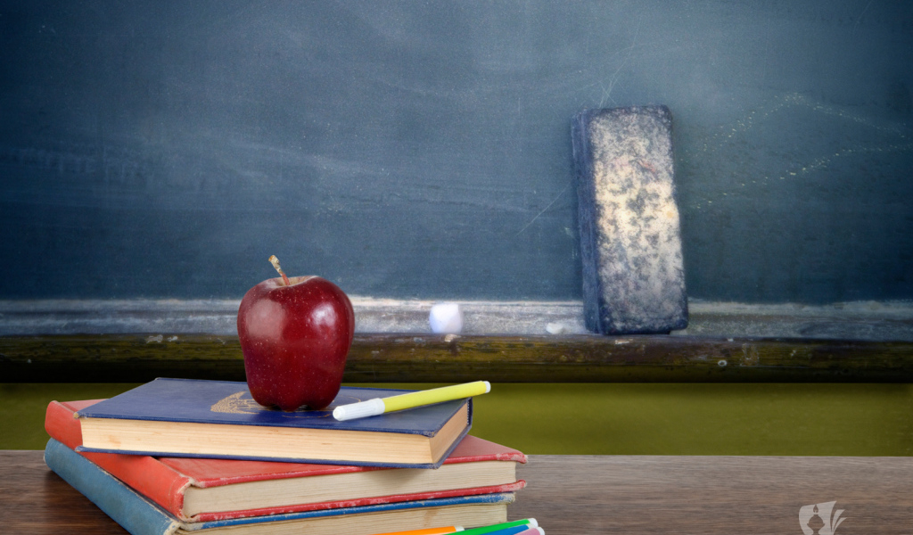 Яблоко на книгах в День знаний 1 сентября