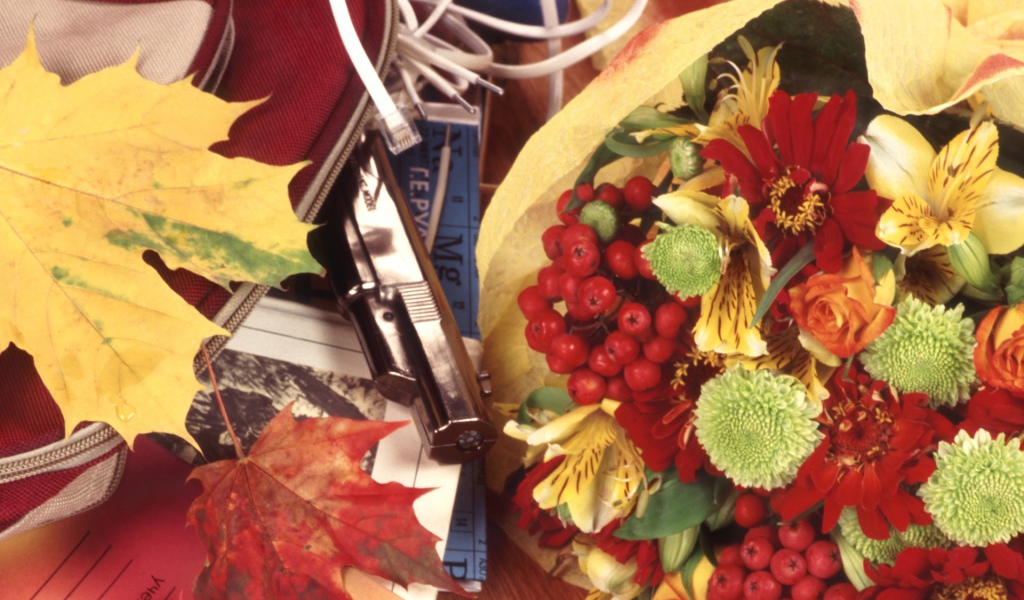 Осенние листья и букет на День знаний 1 сентября