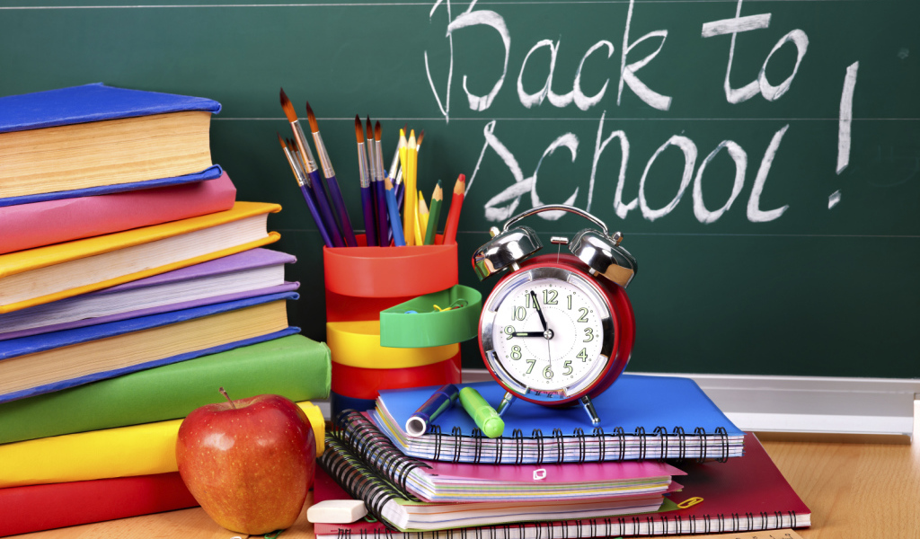 Книги и будильник в День знаний 1 сентября