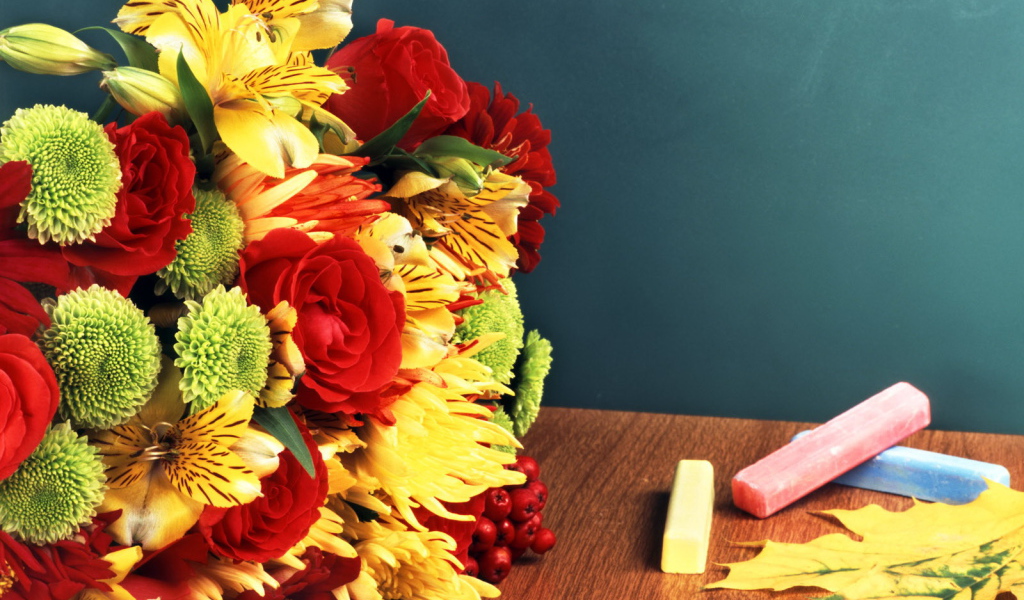 Букет и мелки на столе в День знаний 1 сентября