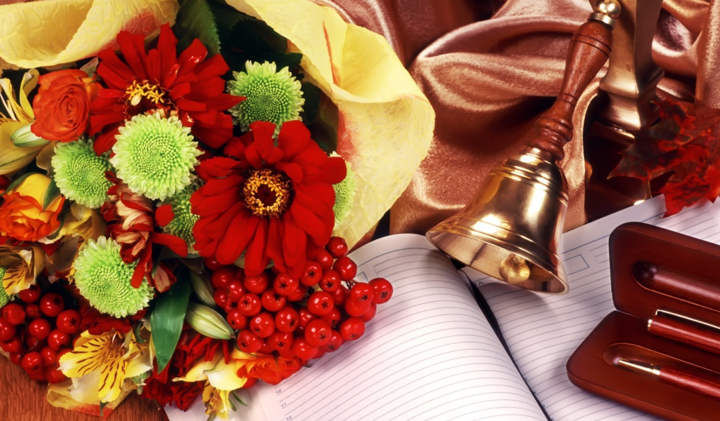 Блокнот и букет в День знаний 1 сентября