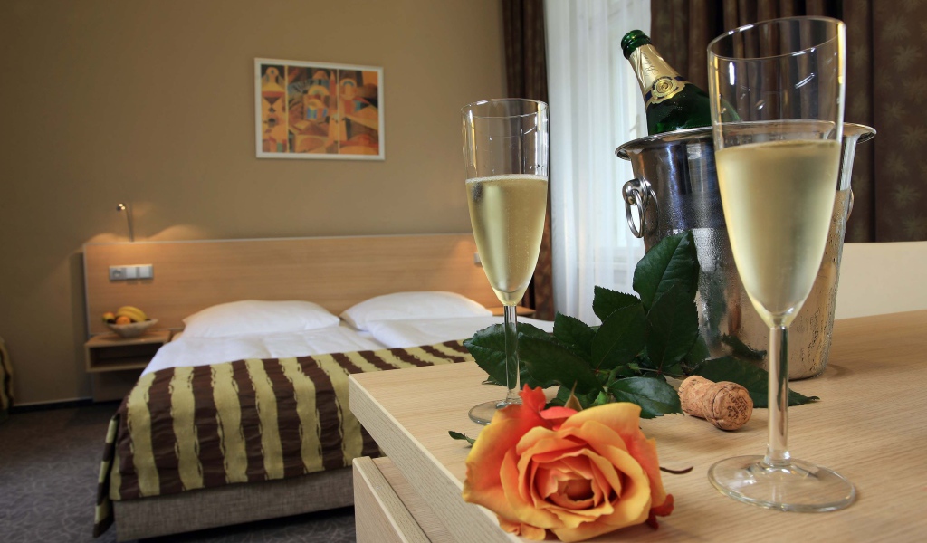 Шампанское в спальне