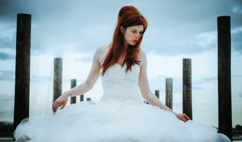 Девушка в свадебном платье