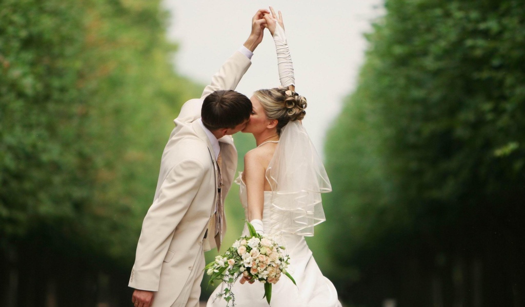 Поцелуй жениха и невесты