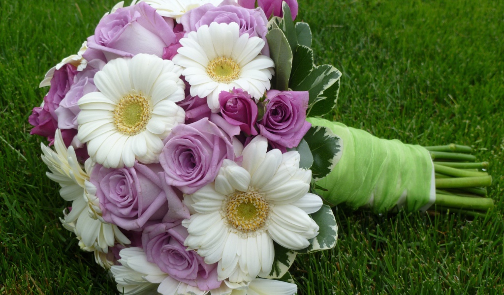 Фиолетовые розы в красивом букете