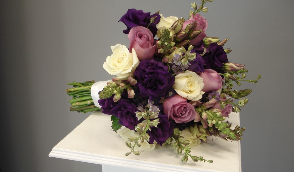 Фиолетовые розы в красивом свадебном букете