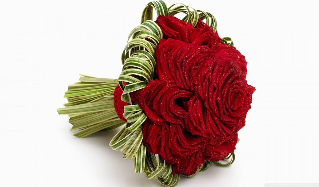 Красные розы в красивом свадебном букете